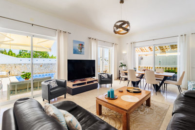 2 LIVING ROOM (1).jpg
