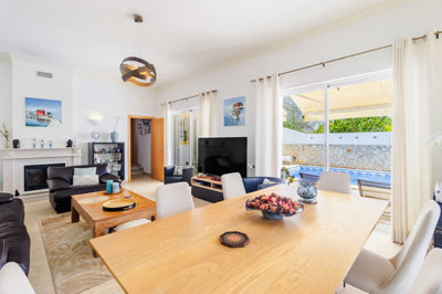 3 LIVING ROOM (1).jpg
