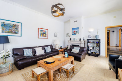 4.1 LIVING ROOM.jpg