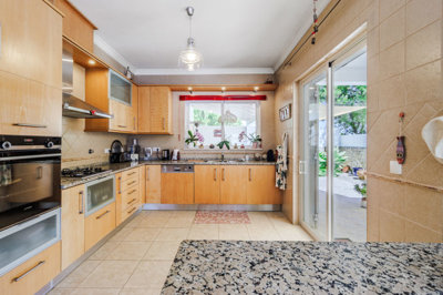 6 KITCHEN.jpg