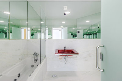 13 BATHROOM.jpg