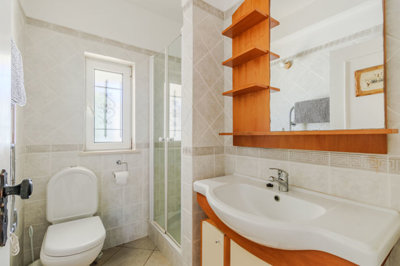 10 BATHROOM.jpg