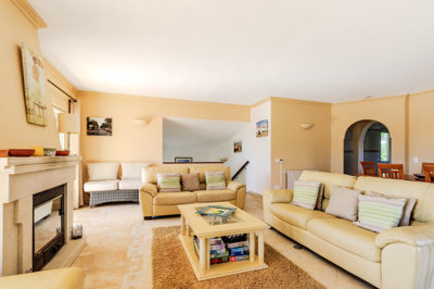 2 LIVING ROOM.jpg