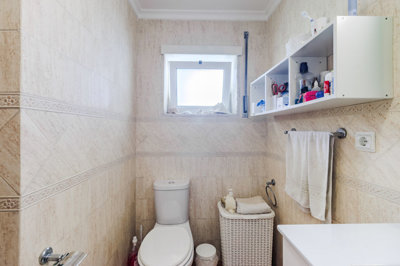 14 bathroom.jpg
