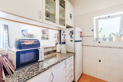 8 kitchen.jpg