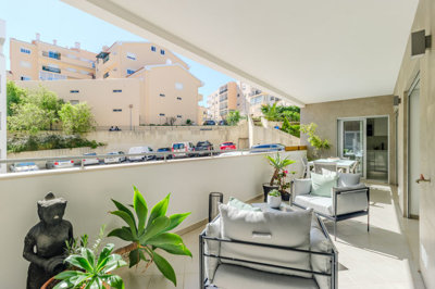 10 BALCONY.jpg