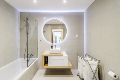 13 BATHROOM.jpg