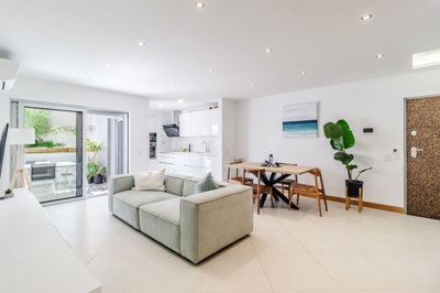 2 LIVING ROOM.jpg