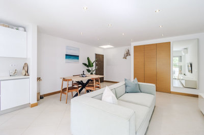 4 LIVING ROOM.jpg