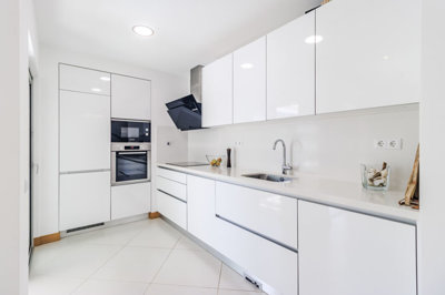 6 KITCHEN.jpg