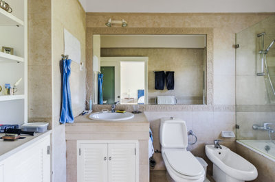 11 BATHROOM.jpg