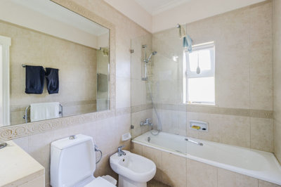 12 bathroom.jpg