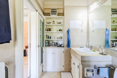 13 bathroom.jpg