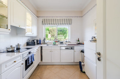 6 kitchen.jpg