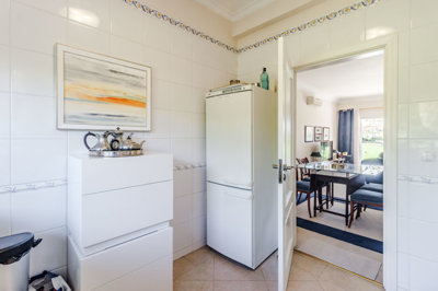 8 KITCHEN.jpg
