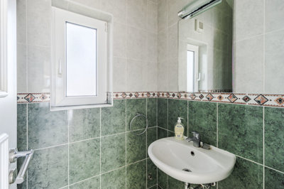 12 BATHROOM.jpg