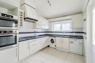 13 KITCHEN.jpg
