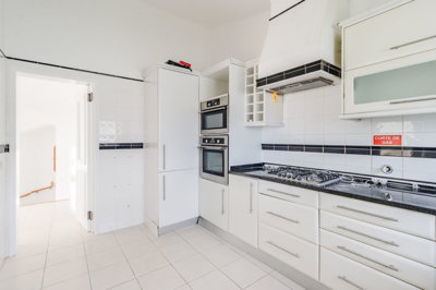 14 KITCHEN.jpg