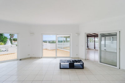 2 LIVING ROOM.jpg