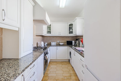 10 KITCHEN.jpg