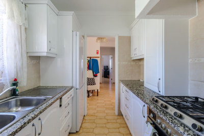 11 KITCHEN.jpg