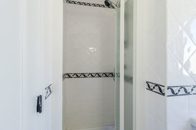 13 BATHROOM.jpg