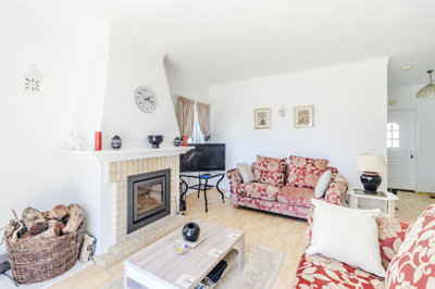4 LIVING ROOM.jpg