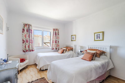 7 - Bedroom.jpg