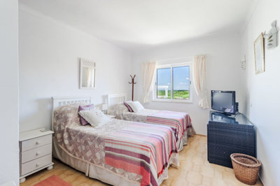 9 - Bedroom.jpg