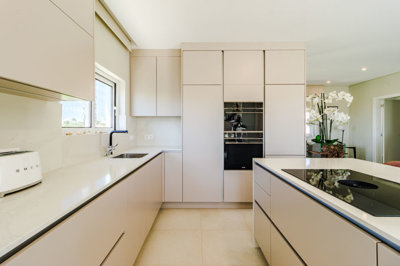 6 KITCHEN.jpg