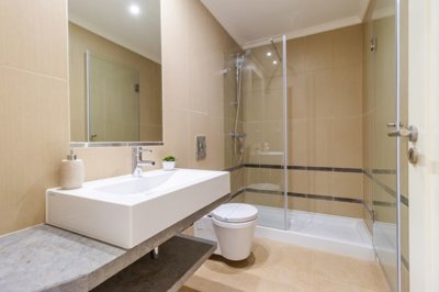 Bathroom (Large).jpg