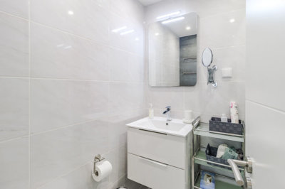 11 BATHROOM.jpg