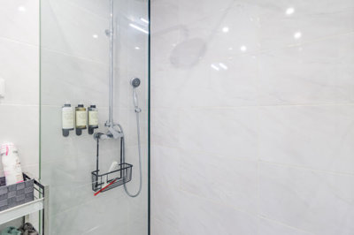 12 BATHROOM.jpg