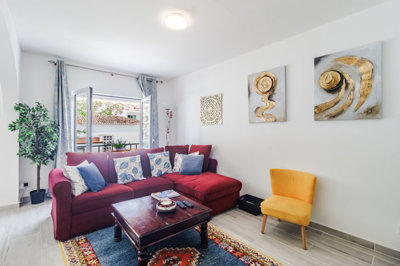 2 LIVING ROOM.jpg