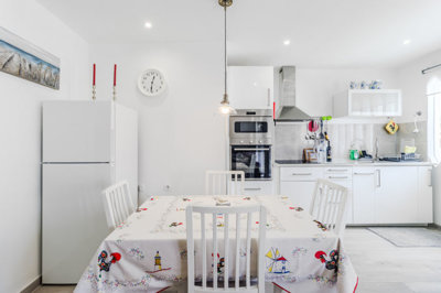4 KITCHEN.jpg