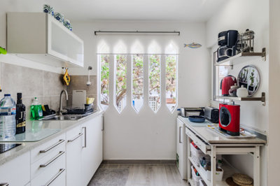 6 KITCHEN.jpg