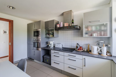 8 KITCHEN.jpg