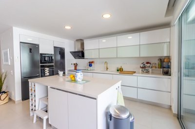 Kitchen (Large).jpg