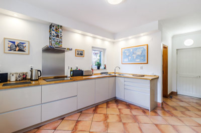 8 kitchen.jpg