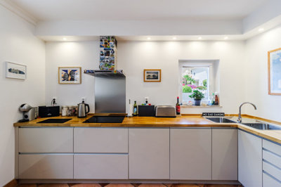 10 kitchen.jpg