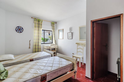 11 BEDROOM.jpg