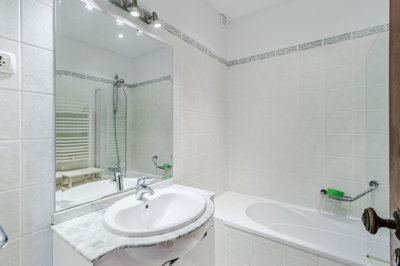 13 BATHROOM.jpg