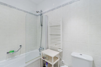 14 BATHROOM.jpg