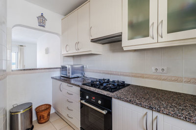 9 KITCHEN.jpg