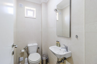 10 BATHROOM.jpg
