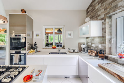 11 KITCHEN.jpg