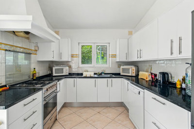 9 KITCHEN.jpg