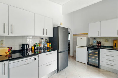 10 KITCHEN.jpg