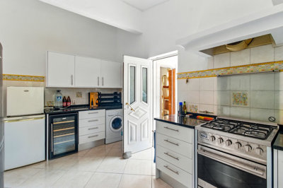11 KITCHEN.jpg