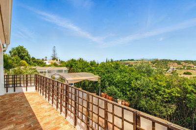 7 BALCONY.jpg